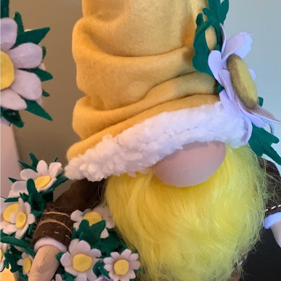 Scandinavian Daisy Gnome Doll - Handmade - Picture 12 of 13